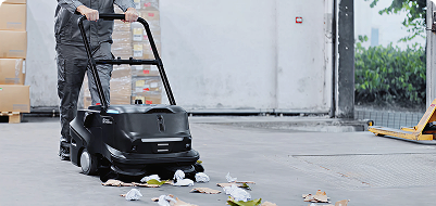 PUDU Kehrroboter im Einsatz bei Puravita Services zur Parkplatzreinigung